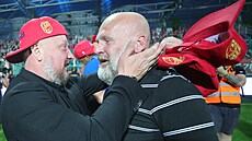 Plzeňský boss Adolf Šádek (vlevo) objímá kouče Michala Bílka po zisku...