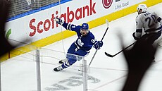 Auston Matthews slaví gól do sít Tampy.