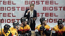 Jessica Campbellová na stídace nmeckých hokejist.