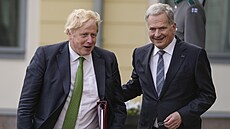 Britský premiér Boris Johnson po boku finského prezidenta Sauliho Niinistö....