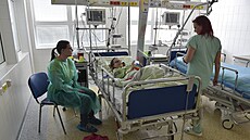 Devítiletá Ema leží na jednotce intenzivní péče frýdecko-místecké nemocnice s...