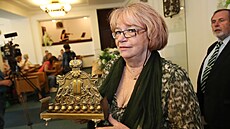 �editelka muzea se vzácným chanukovým svícnem