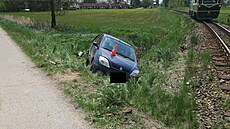Auto skon�ilo po st�etu s vlakem v p�íkopu u silnice.