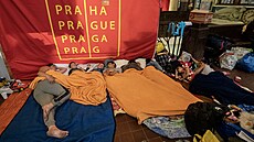 Na pra�ském hlavním nádra�í tráví noci stovky lidí. (13. kv�tna 2022)