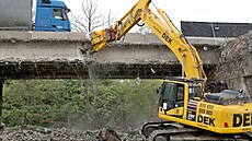 Stavbai zaali pomocí hydraulických nek bourat krajní nosník starého mostu...