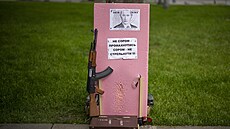 Putinv portrét v centru Lvova na Ukrajin. Na stojanu je nápis: Není ostuda...