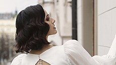 Pet�e Bu�kové stylisté zvolili zvln�né mikádo à la 30. léta.