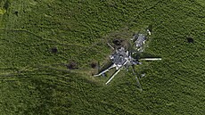 Trosky ruské helikoptéry na poli u obce Malaja Rohan v Charkovské oblasti (16....
