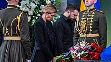 Ukrajinský prezident Volodymyr Zelenskyj s man�elkou Olenou na poh�bu prvního...