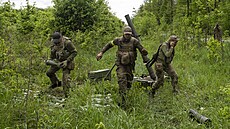 Ukrajinští vojáci střílejí z minometů v oblasti východního Charkova. (17....