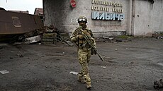 Ruský voják v areálu hutního závodu Azovstal (18. května 2022) | na serveru Lidovky.cz | aktuální zprávy
