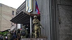 Ruský voják drí strá u skupiny mezinárodních noviná, kteí vstupují do...