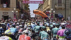 Peloton na startu esté etapy italského Gira.
