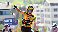 DOKÁZAL TO. Nizozemec Koen Bouwman se raduje z vít�zství v sedmé etap� Gira.