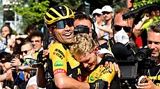 TÝMOVÁ RADOST. Tom Dumoulin (vlevo) gratuluje Koenu Bouwmanovi k vít�zství v...
