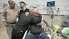 Lidé v nemocnici po zabití reportérky Al-Dazíry irín Abú Aklehové (11. kvtna...