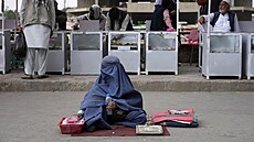 Afghánská dívka na starém trhu v Kábulu (18. kvtna 2022)