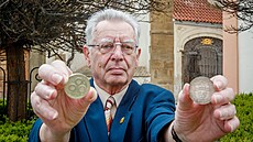 Numismatik a historik Jiří Chvojka ukazuje nové pamětní mince.