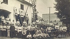 lenové meziíského hasiského sboru s technikou v roce 1930