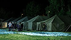 Hasii zaali v Troji pro uprchlíky stavt stanové msteko (12. kvtna 2022)
