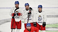 Čeští hokejisté v Tampere na tréninku před mistrovstvím světa. Zleva stojí...