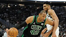 Al Horford (vlevo) z Bostonu se sna�í prosadiit p�es Janise Adetokunba z...