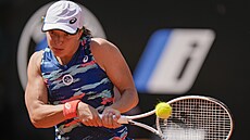 Polská tenistka Iga Swiateková v duelu s Victorií Azarenkovou z Běloruska.
