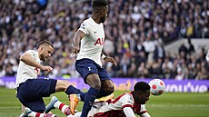 Eddie Nketiah z Arsenalu padá po souboji s Ericem Dierem z Tottenhamu.