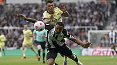 Ben White (naho�e) z Arsenalu atakuje Calluma Wilsona z Newcastlu.