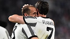 Duan Vlahovi (vpravo) z Juventusu se raduje se spoluhráem Giorgiem...
