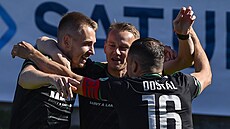 Fotbalisté Bohemians (zleva) Roman Květ, Jan Chramosta a Martin Dostál  se...