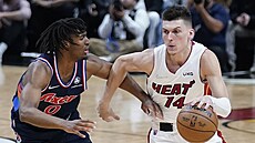 Tyler Herro (14) z Miami Heat útoí v zápase s Philadelphia 76ers kolem...