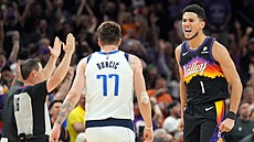 Devin Booker (1) z Phoenix Suns slaví svou trojku v zápase s Dallas Mavericks,...
