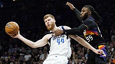 Davis Bertans (44) z Dallas Mavericks faulovaný Jaem Crowderem z Phoenix Suns.