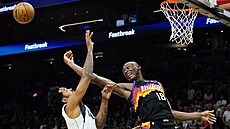 Bismack Biyombo (18) z Phoenix Suns blokuje Sterlinga Browna z Dallas Mavericks.
