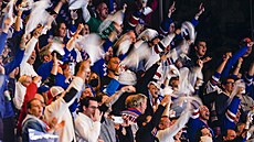 Fanouci New York Rangers se radují z gólu Filipa Chytila.