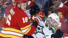 Nikita Zadorov (vlevo) z Calgary Flames a Radek Faksa z Dallas Stars bojují v...