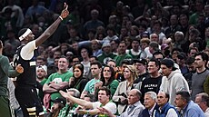 Bobby Portis z Milwaukee Bucks slaví před fanoušky Boston Celtics.