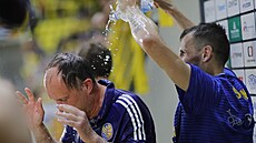 Opavtí slaví postup do finále, trenér Petr Czudek (vlevo) a rozehráva Jakub...