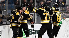 Erik Haula, Charlie McAvoy, Taylor Hall a David Pastrák (zleva) z Boston...