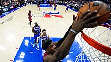 Jimmy Butler z Miami Heat smeuje do koe Philadelphia 76ers.