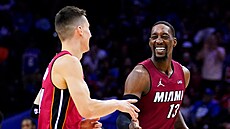 Tyler Herro (vlevo) a Bam Adebayo z Miami Heat oslavují.