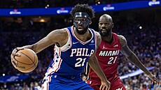 Joel Embiid (vlevo) z Philadelphia 76ers si v zápase s Miami Heat hlídá mí...