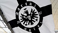 Fanouci Eintrachtu Frankfurt a jejich zástava