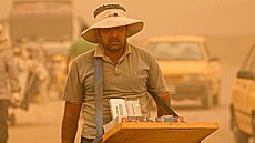 Prodava cigaret bhem písené boue v iráckém Bagdádu (16. kvtna 2022)