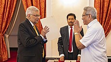 Prezident Gotabaya Rajapaksa (vpravo) zdraví Ranila Vikremesingheho při jeho... | na serveru Lidovky.cz | aktuální zprávy