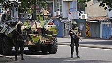 Vojáci srílanské armády hlídkují bhem zákazu vycházení v Kolombu na Srí Lance....