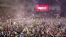 Fanouci fotbalist Nottinghamu Forest oslavují postup do finále play off o...