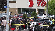Osmnáctiletý mladík zastřelil deset lidí v supermarketu v americkém Buffalu ve...