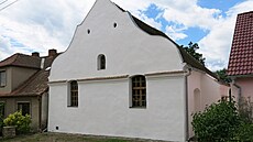 Jedinenou stavbu venkovské barokní synagogy se podailo zachránit. 